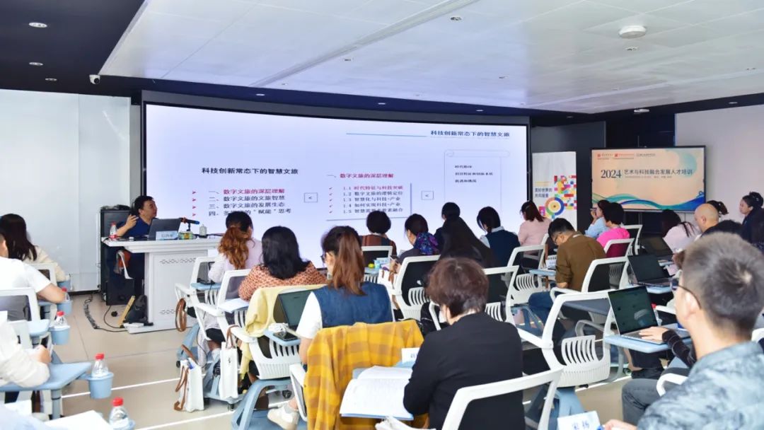 信宏业给学员授课 图片1.jpg